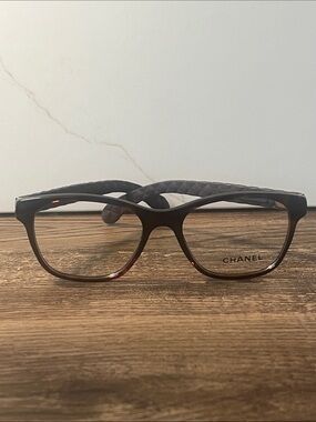 Authentic CHANEL frame in tortoiseshell and quilted leather temples. 3290-Q